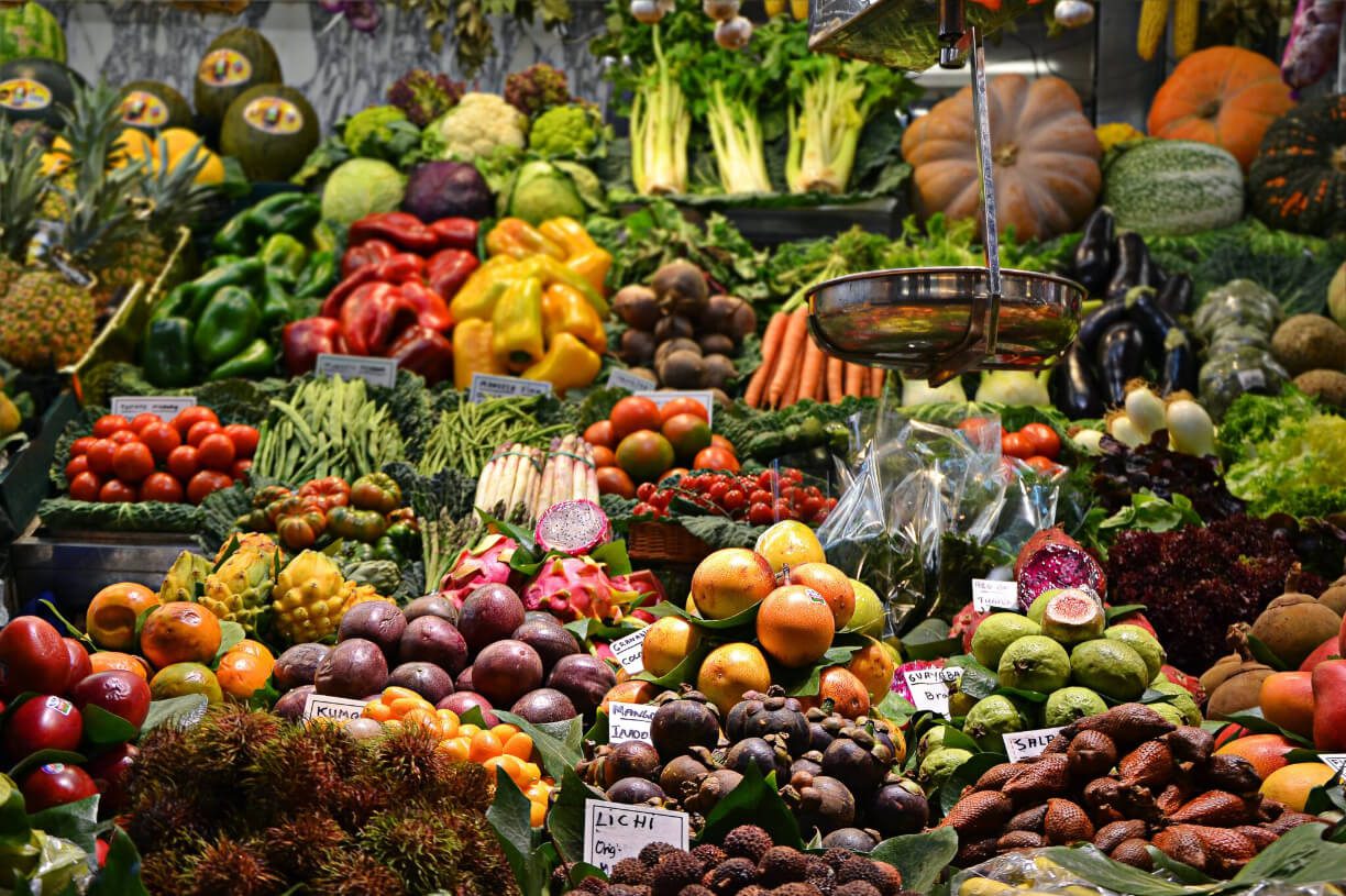 A display of fruits and vegetables managed by software.